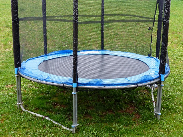 trampoline-114583_640