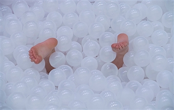 basen z plastikowymi piłkami