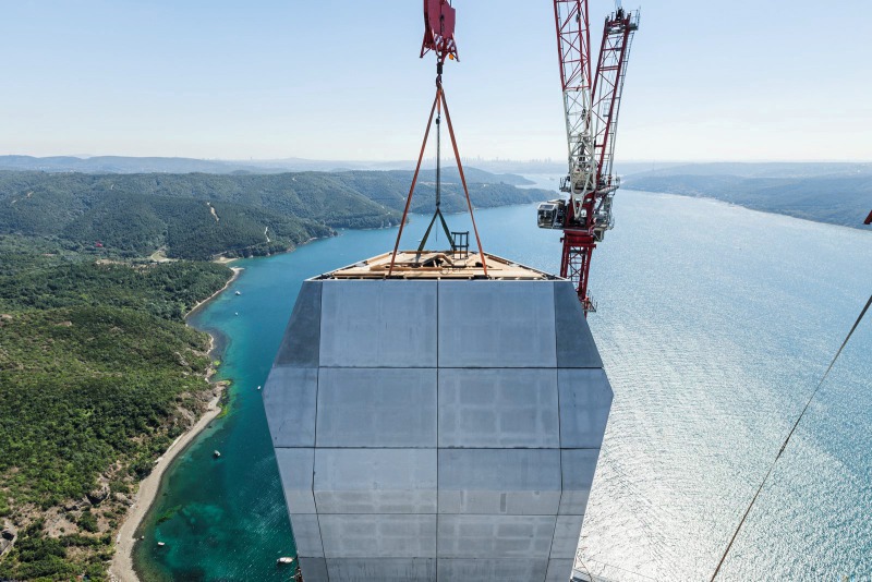 Curtain walls with reinforcement of solidian, the Albstadt-based specialist in textile reinforcement, were used for the construction of the pylons; the façade panels were realized for the Turkish company Fibrobeton.